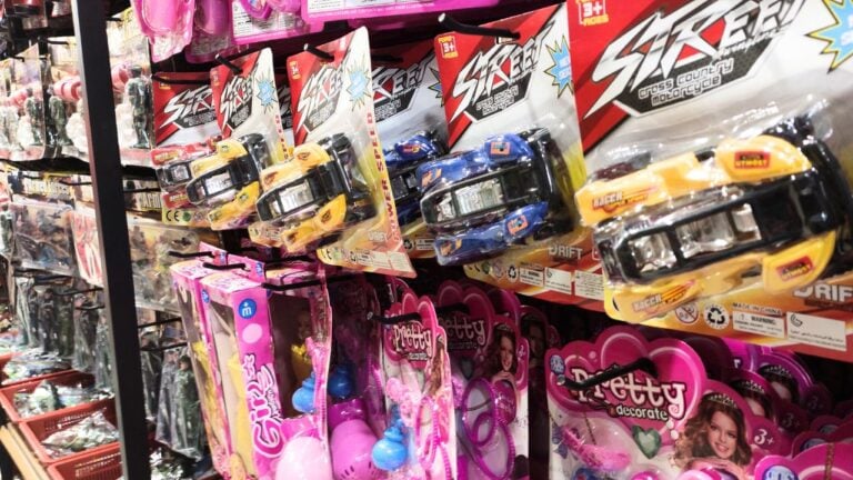 15 Common Dollar Store Buys That Cost Floridians More Than They Think