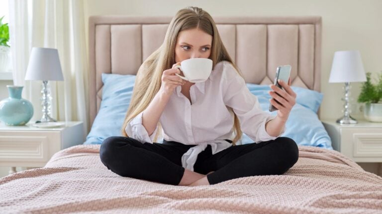 17 Signs New Yorkers Are Spending Too Much Time on Their Phones Without Realizing