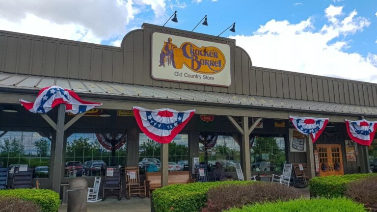 16 Cracker Barrel Touches That Bring the 1950s Roaring Back for Floridians