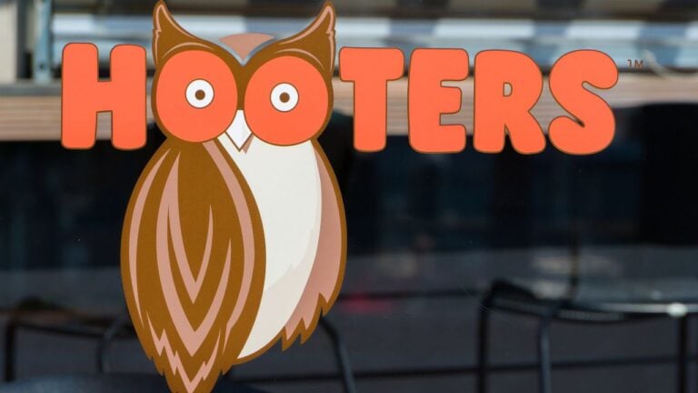 17 Hooters Secrets Regulars Swear By (But First-Timer Floridians Never Notice)
