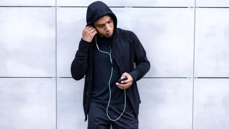 19 Innocent Gestures That Accidentally Make Ohioans Look Suspicious