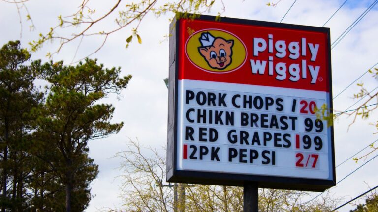 21 Strange Things Tourists Notice About Florida’s Piggly Wiggly Stores