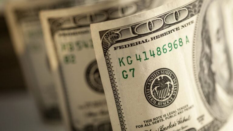 12 Little-Known Perks Federal Employees Get That Most Floridians Don’t Qualify For