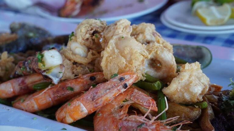 7 Seafood Spots Tourists Flock To in Florida (and 7 Locals Keep Secret)