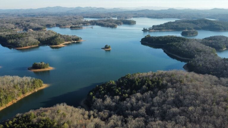 8 Georgia Lake Towns Locals Love (and 3 Tourists Overrun)