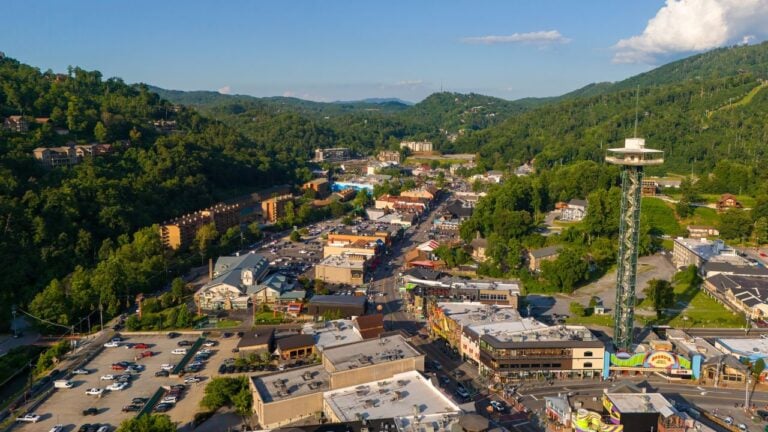 8 Tennessee Mountain Towns Locals Love (and 3 Tourists Overrun)