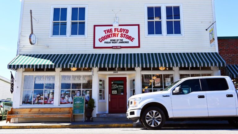 8 Virginia Small Towns Getting Ruined by Their Good Reviews