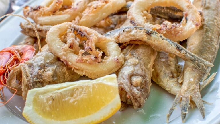 8 Florida Seafood Spots Locals Line Up For (and 4 Tourists Ruin)