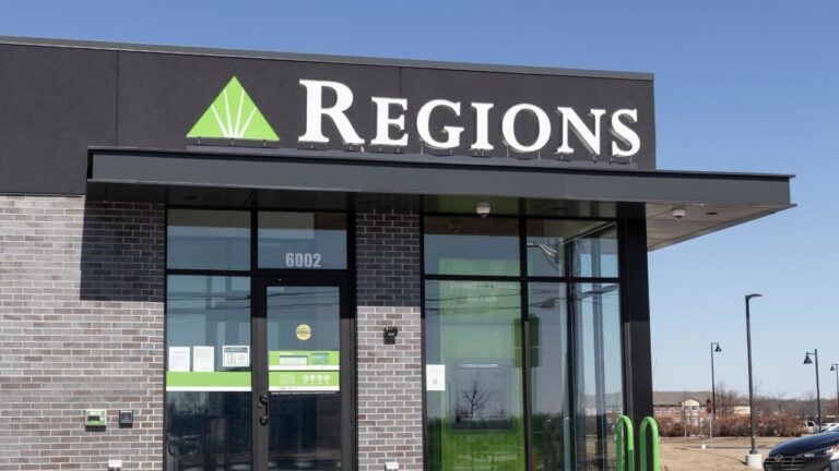 8 Bank and Credit Union Perks Florida Seniors Aren’t Using
