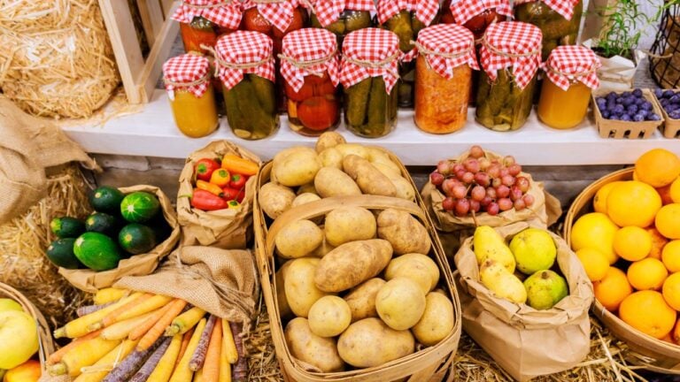 7 Florida Farmers Markets Locals Pass On (and 5 They Get to Early)