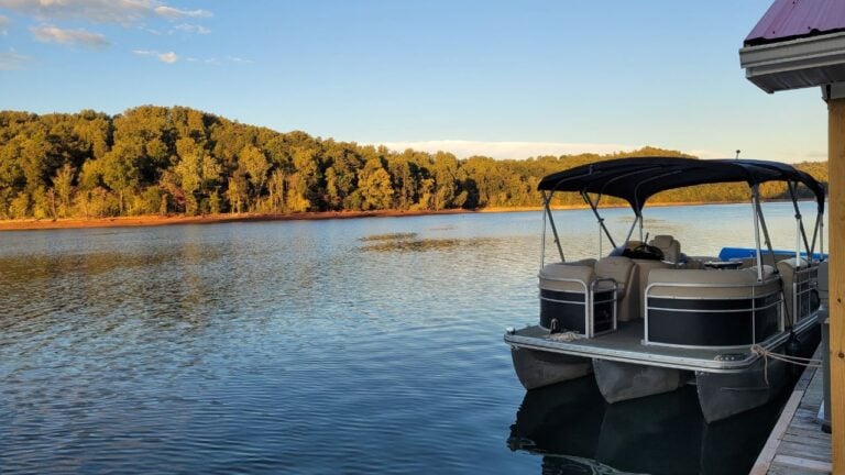 8 Tennessee Lake Towns Locals Love (and 3 They Hand to Tourists)