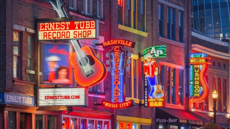 9 Tennessee Tourist Traps Locals Wish You’d Skip