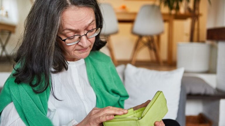 7 Early Warning Signs a Georgia Retiree Is Running Low on Money