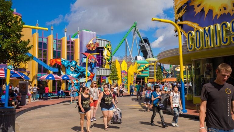 13 Florida Theme Park Habits That Instantly Mark You as a Tourist