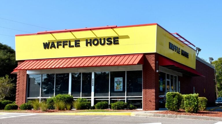 9 Waffle House Mistakes North Carolina Regulars Never Make