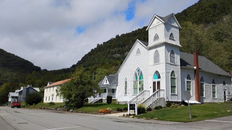 9 Tennessee Mountain Towns Locals Hope Tourists Never Find