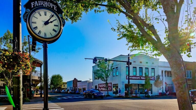 9 Alabama Small Towns Locals Love (and 3 Tourists Overrun)