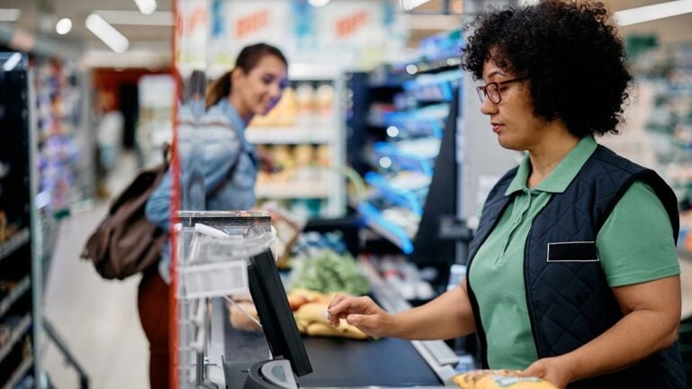 8 Things Pennsylvania Grocery Cashiers Notice About You Within 10 Seconds