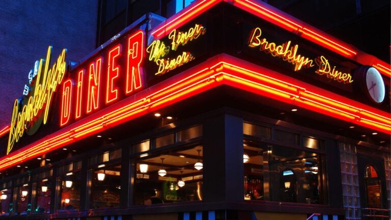 9 Diner Mistakes That Instantly Give Away a New York Tourist