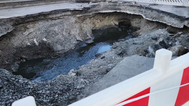 9 Early Sinkhole Signs Florida Homeowners Mistake for Something Harmless