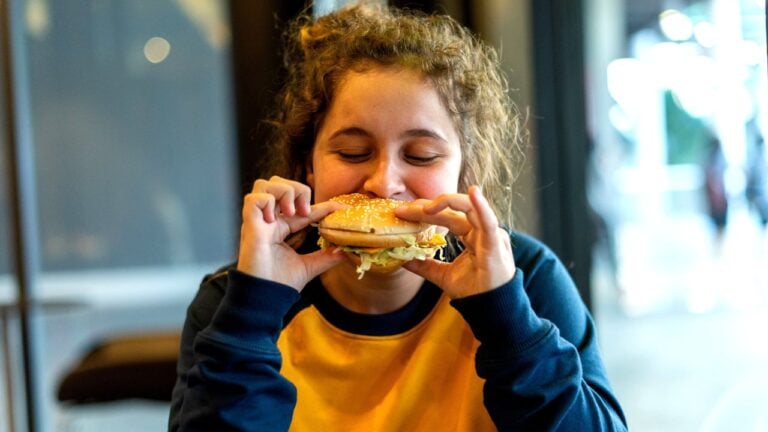 6 Ordering Mistakes Tourists Make at North Carolina’s Burger and Hot Dog Chains