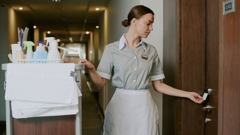 10 Things South Carolina Hotel Housekeepers Notice the Minute They Enter a Room