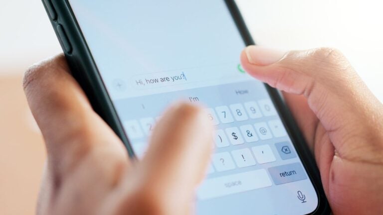 10 Group Chat Behaviors Tennessee Families Secretly Can’t Stand