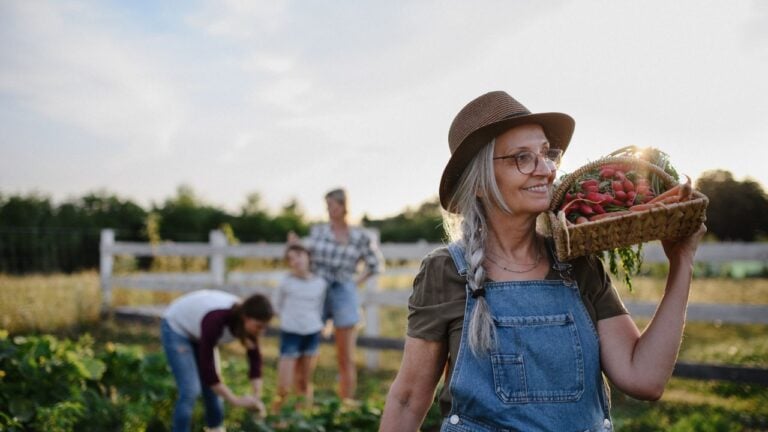7 Things Montana Neighbors Do That Newcomers Mistake for Being Nosy