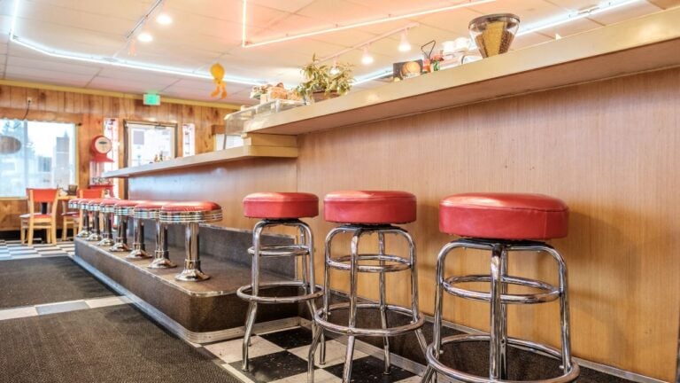 5 Waffle House Counter Seating Habits Mississippi Regulars Know That Newcomers Don’t