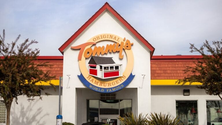 9 Restaurant Chains Californians Assume Exist Everywhere