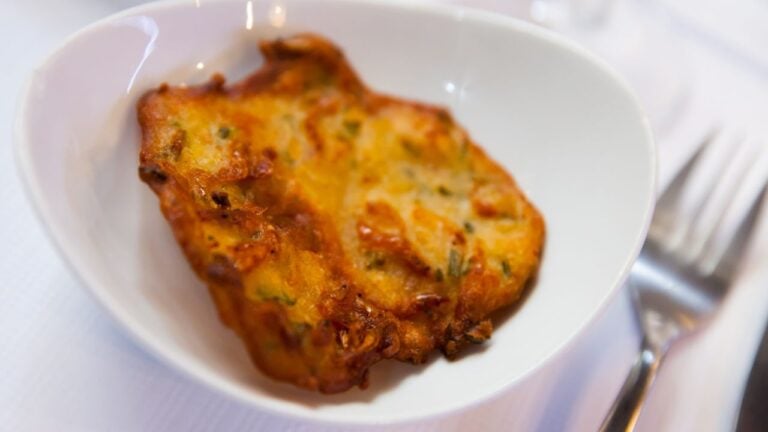 8 Things Rhode Islanders Do Every Clam Cake Season That Confuse Tourists