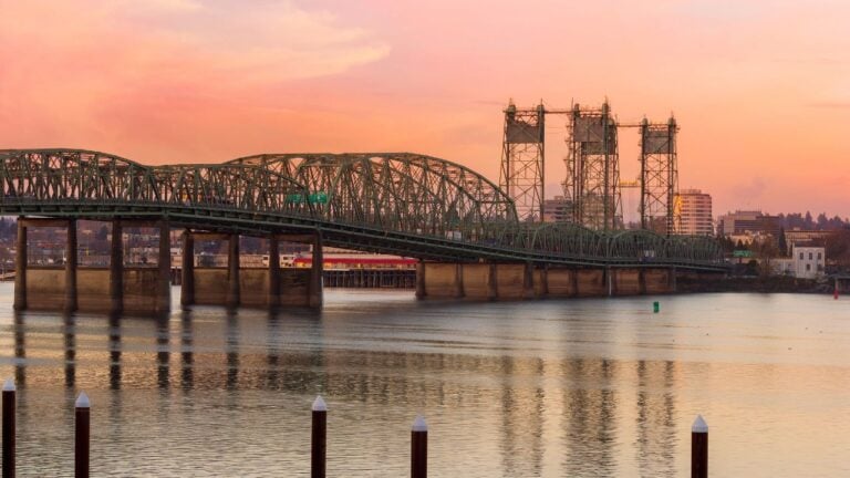 9 Reasons Washingtonians Keep Driving Into Oregon and Never Go Back