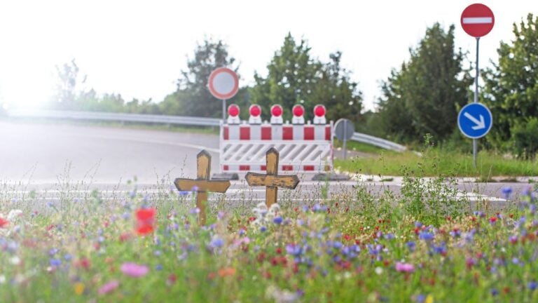 5 Roadside Memorial Rules Kentucky Families Find Out About Too Late